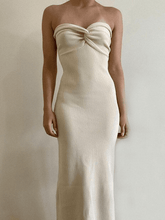 Trägerloses Maxikleid mit gedrehtem Strickmuster